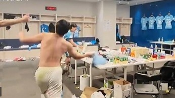 疯狂庆祝!大连球员更衣室脱衣打翻水瓶,有人喊“李国旭”牛X 疯狂庆祝!大连球员更衣室脱衣打翻水瓶,有人喊“李国旭”牛X